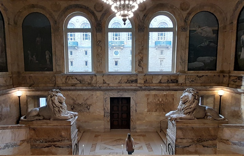 marble lion statue