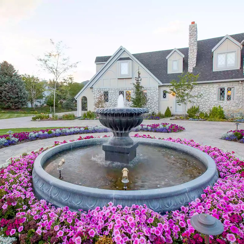 How to Choose a Water Fountain for Your Circular Driveway