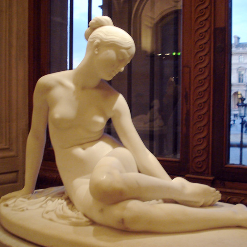 What World Famous Woman Statues Can You Find in the Louvre?