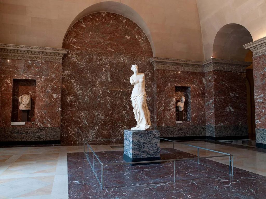 What World Famous Woman Statues Can You Find in the Louvre?