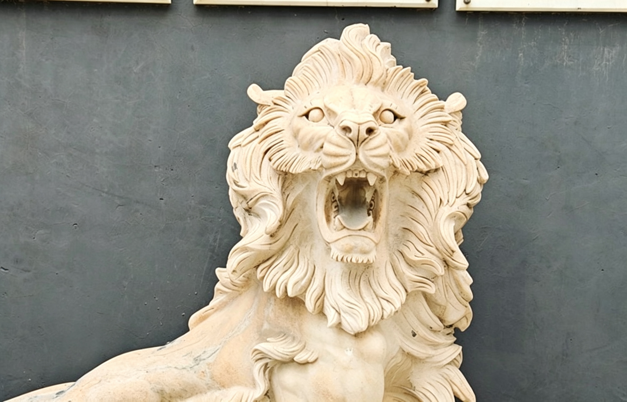 Guardian Roaring Lion Statue details