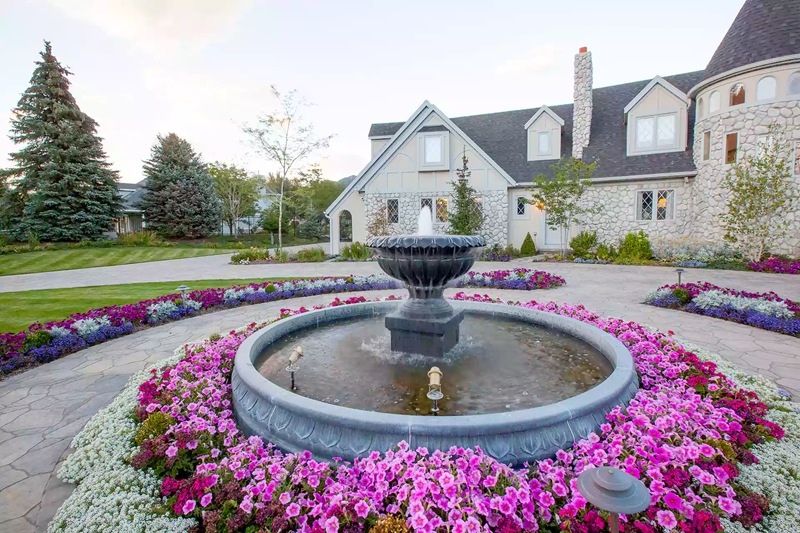 How to Choose a Water Fountain for Your Circular Driveway