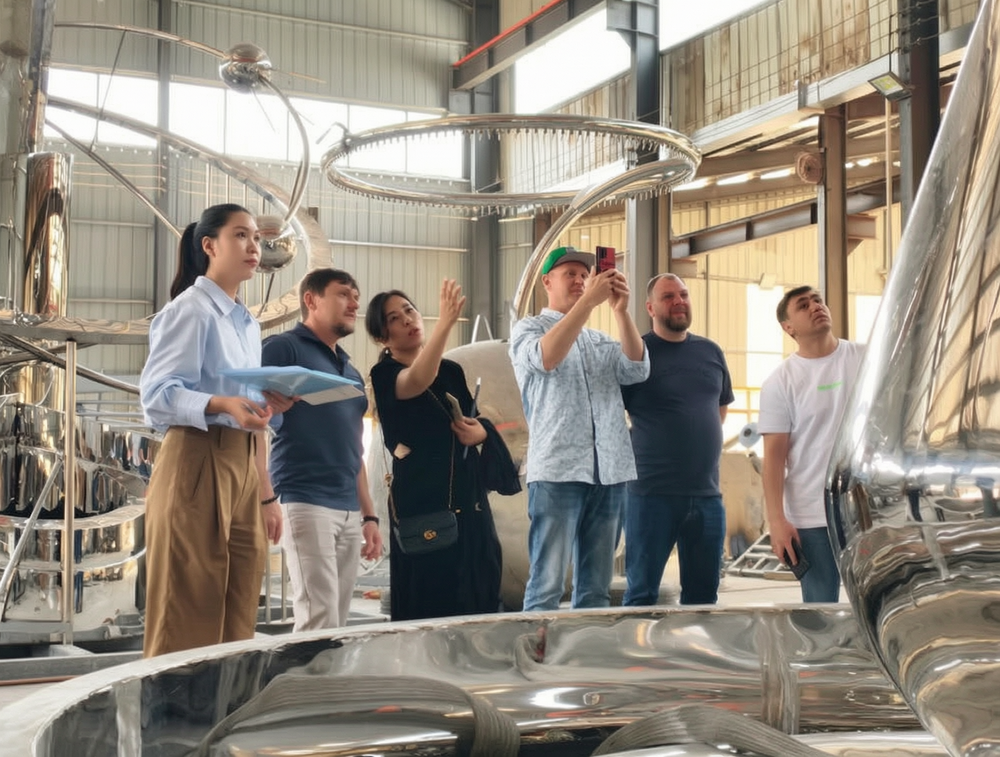 clients visit our Factory during the sculpture production