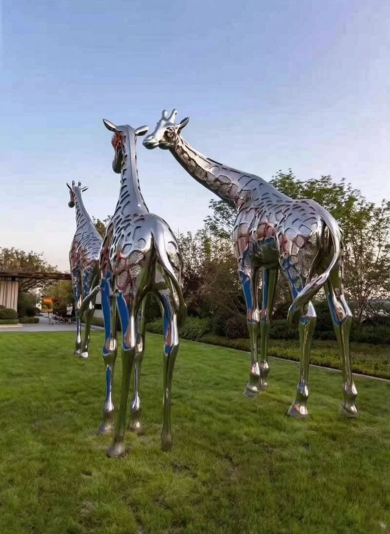 Large Metal Giraffe Sculpturese