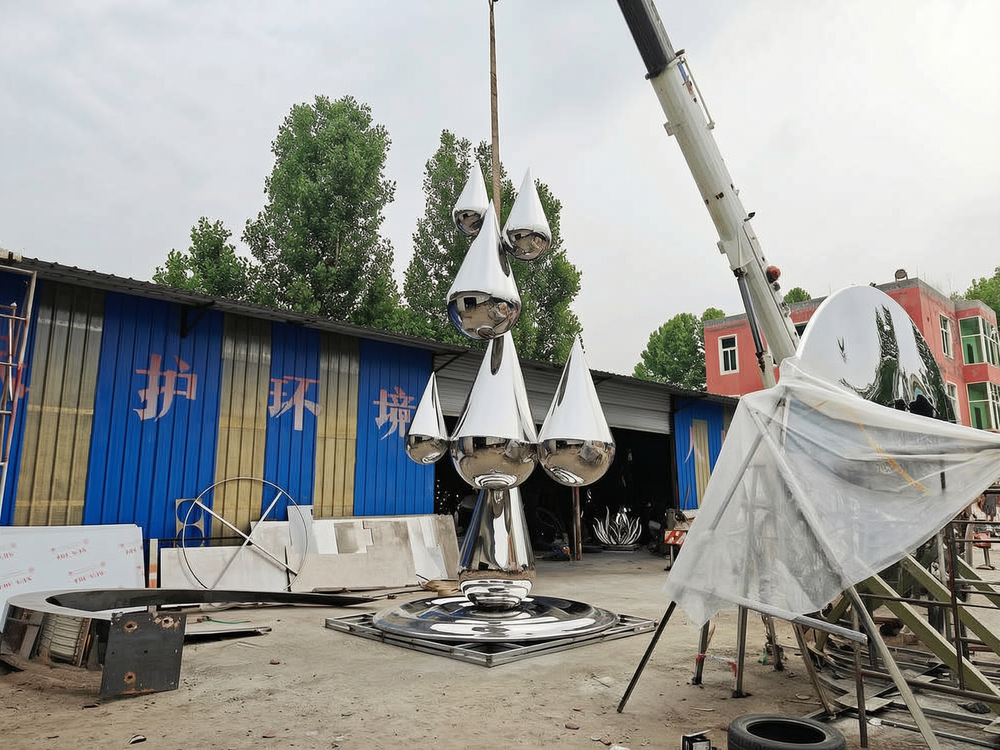 factory trial installation of stainless steel sculpture (2)