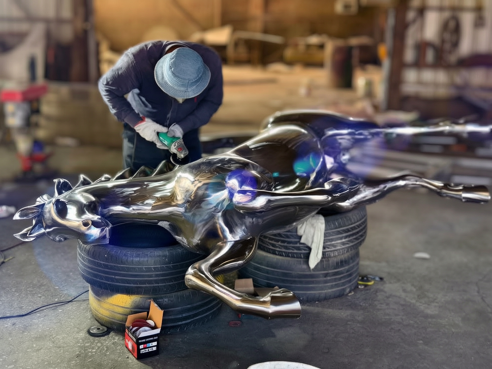 horse sculpture polishing process (2)