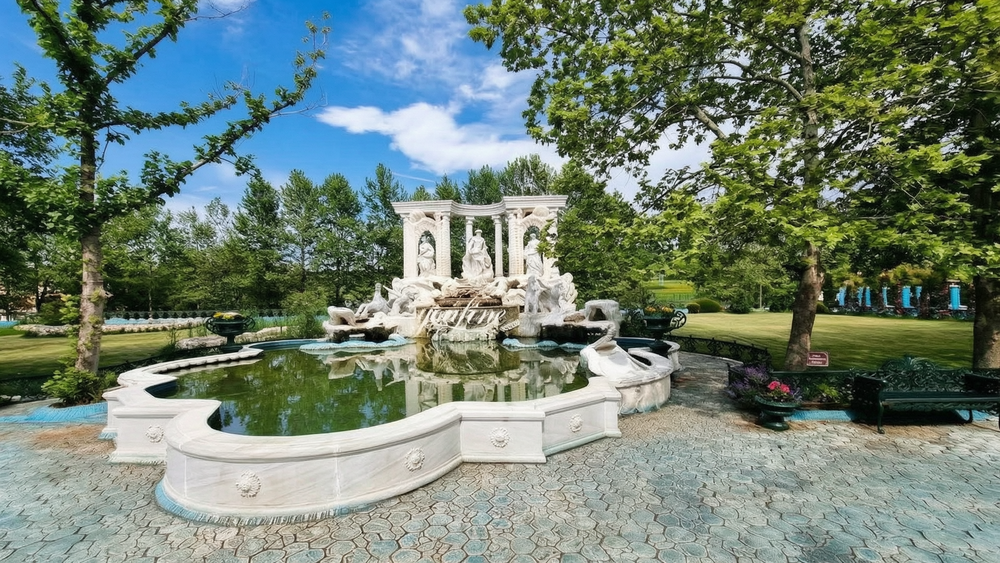 Feedback on large Trevi fountain at Bulgaria's castle
