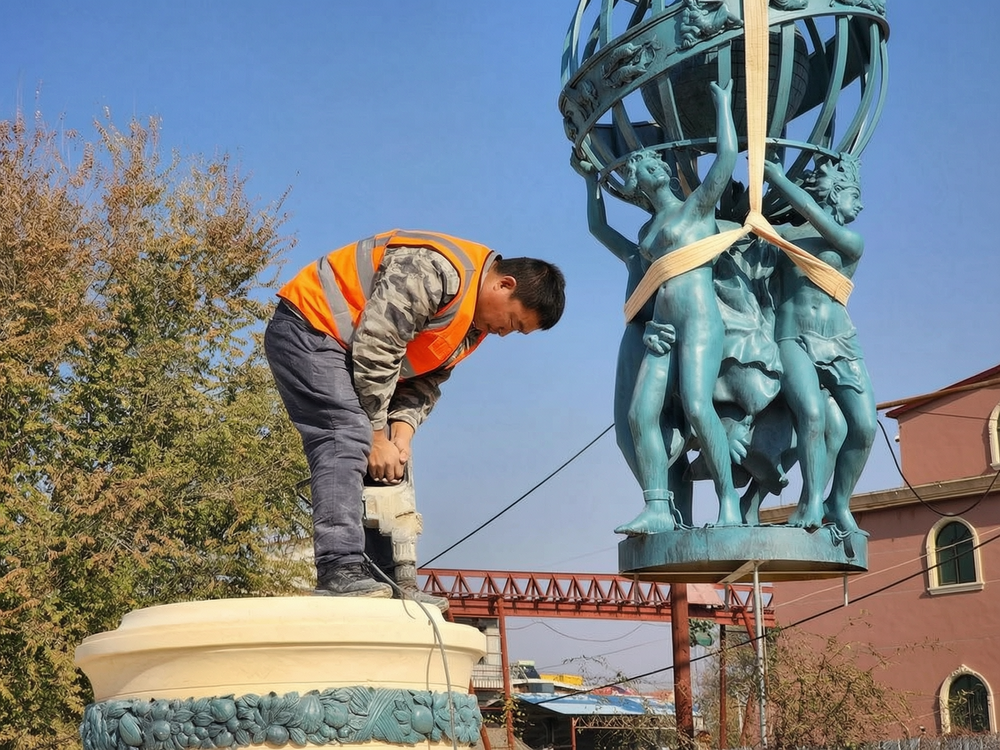 YouFine artisans working on famous fountain