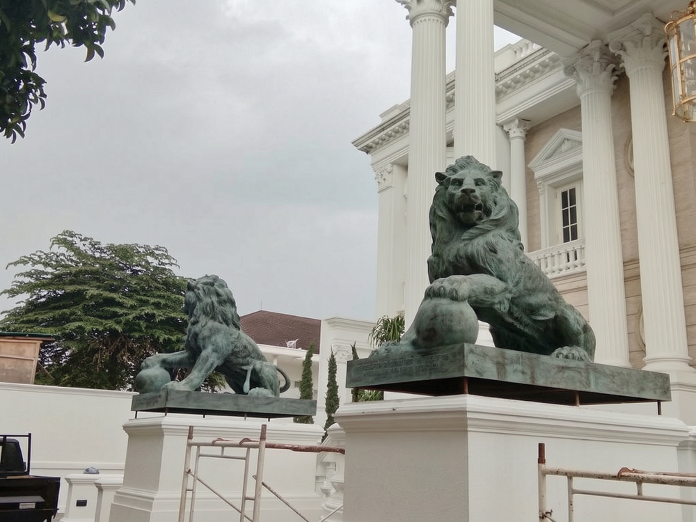 bronze lion with ball statue feedback