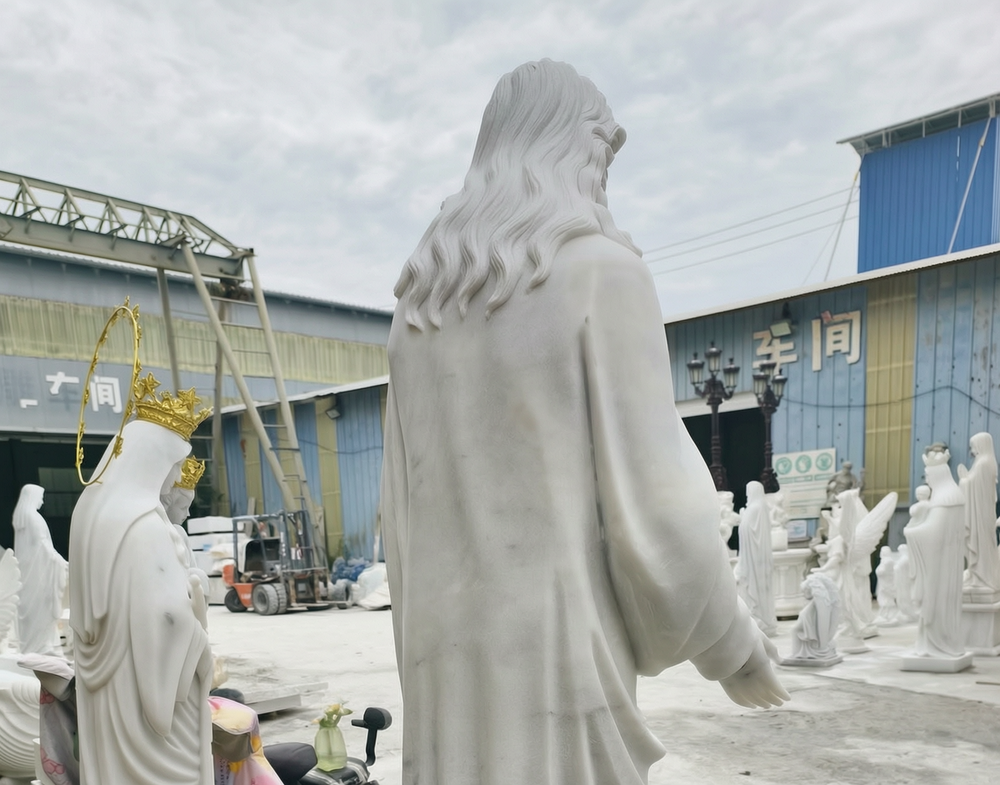 Sacred Heart of Jesus Christ Statue details